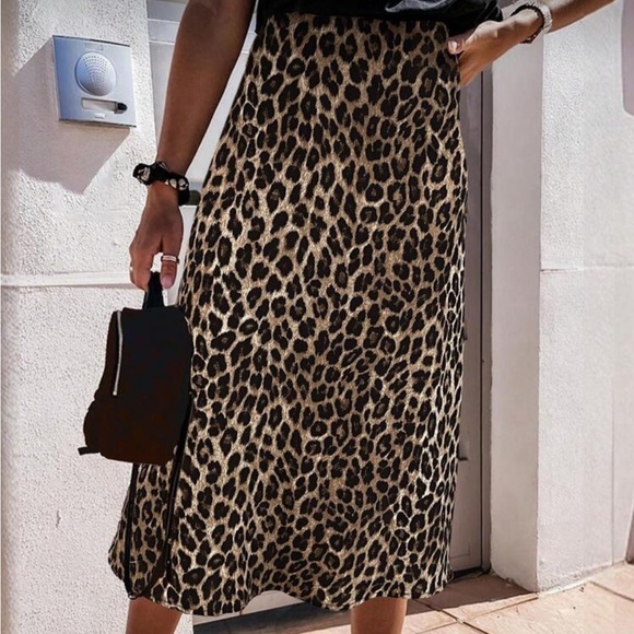 Old Navy Dresses & Skirts - Leopard Print Midi Skirt